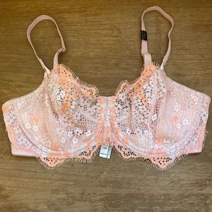 NWT Victoria’s Secret push up bra with underwire, no lining. Beautiful lace!